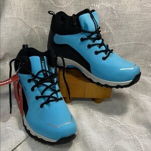 NWT Paredes waterproof sneakers